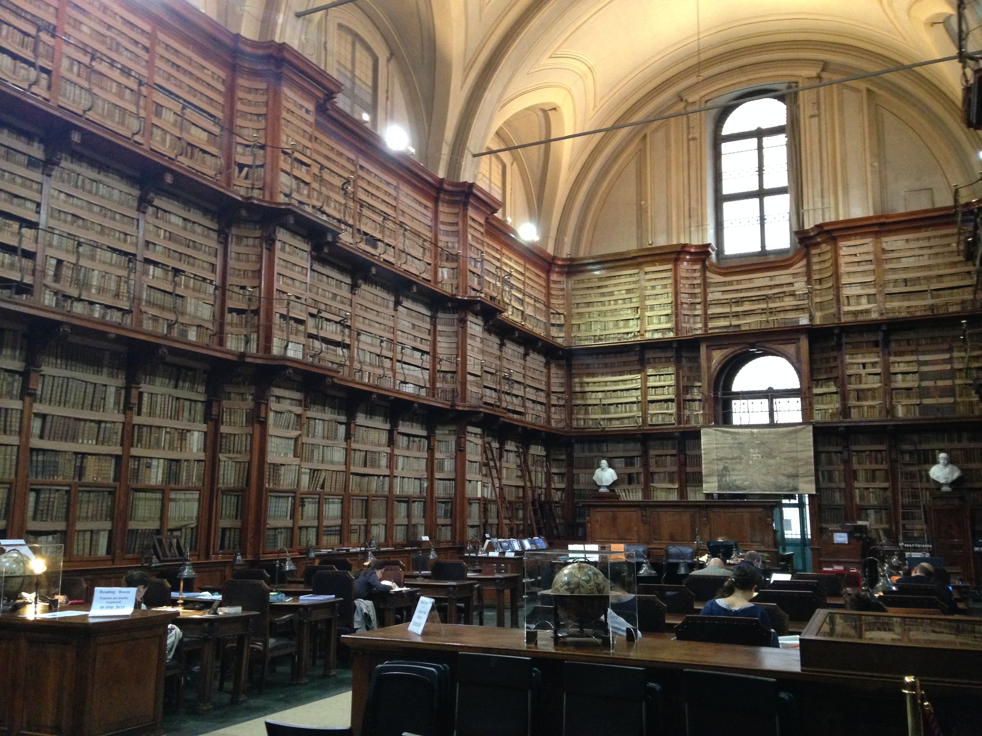 L'interno della magnifica biblioteca Sant'Agostino a Roma